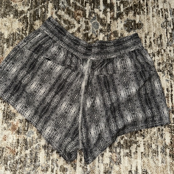 Vuori Patterned Dash Running Short - Picture 2 of 4